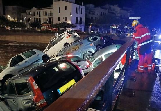 La lluvia hunde en crisis a 30 coches en Cadaqués